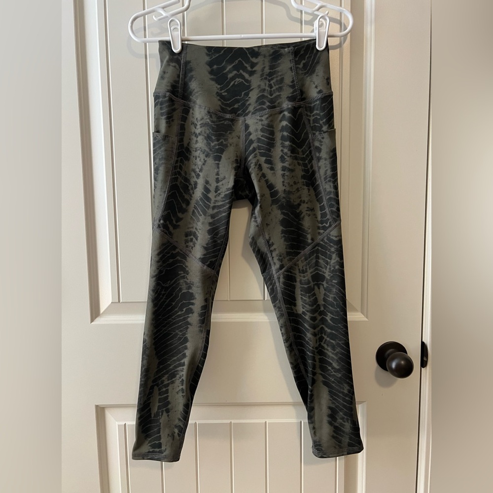 NWOT Black/army green leggings size M